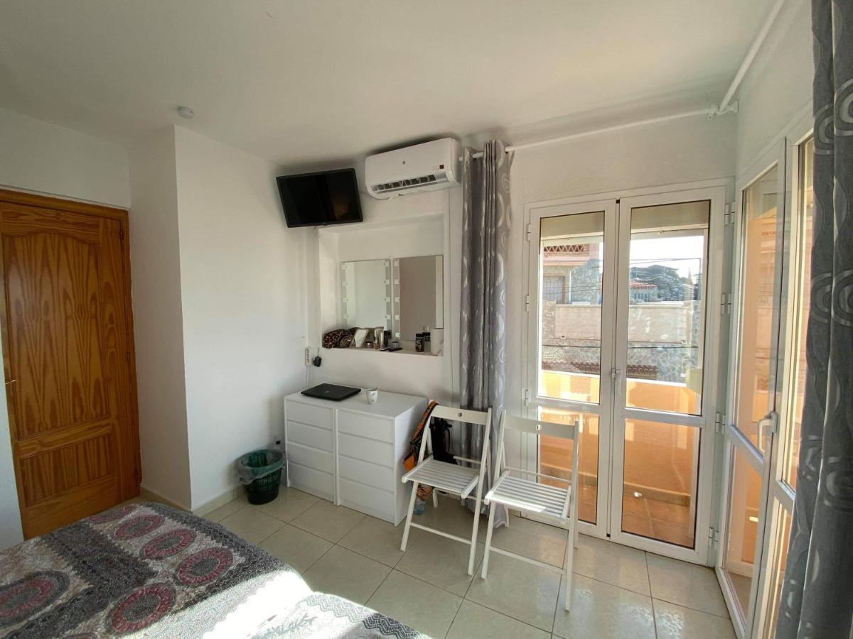 Cozy Rooms In Terraced House Фуeнхирола Екстериор снимка